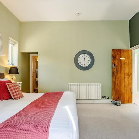 Broadrock Accommodation - Clock Cottage Чепстоу Екстериор снимка