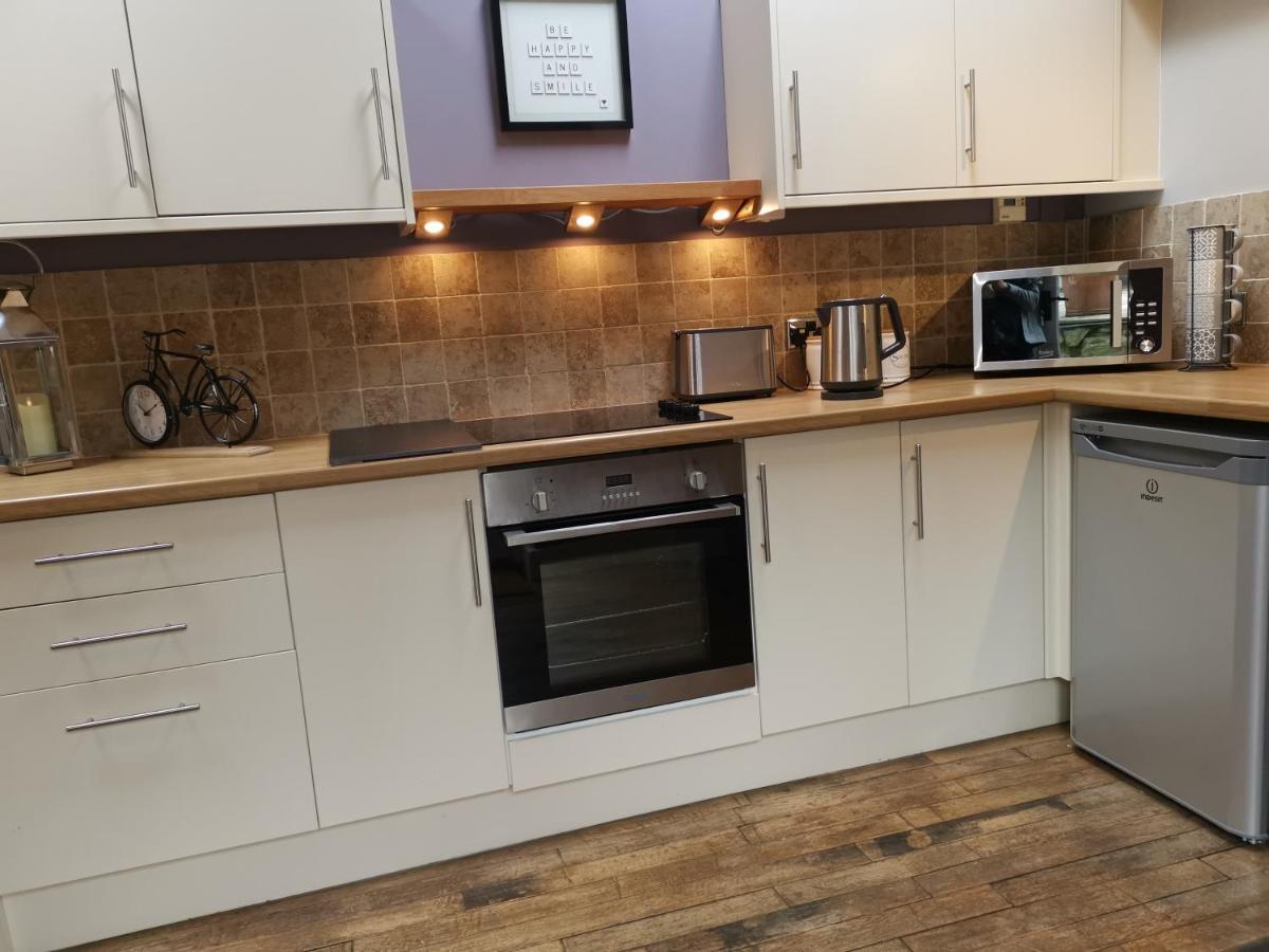 Broadrock Accommodation - Clock Cottage Чепстоу Екстериор снимка