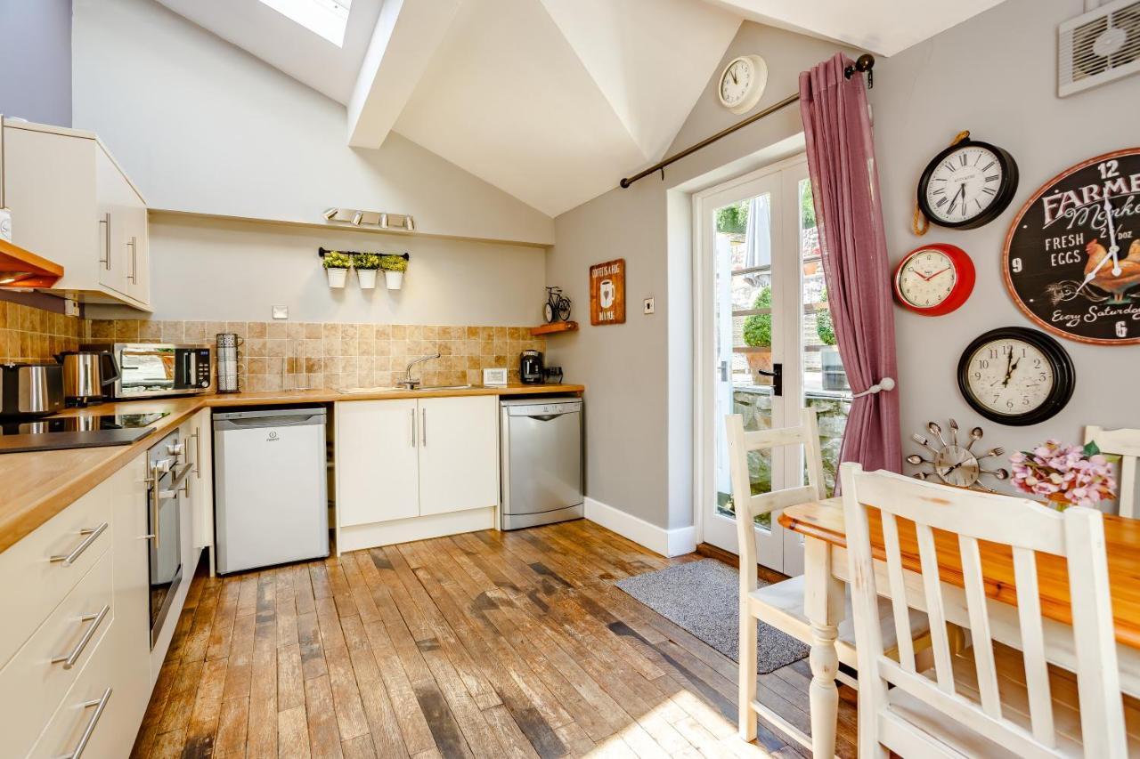 Broadrock Accommodation - Clock Cottage Чепстоу Екстериор снимка