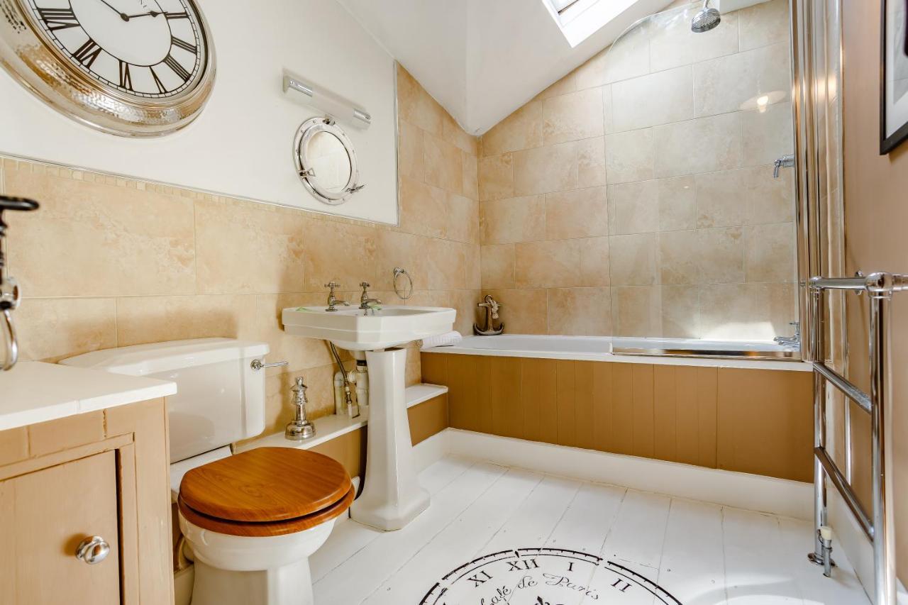 Broadrock Accommodation - Clock Cottage Чепстоу Екстериор снимка