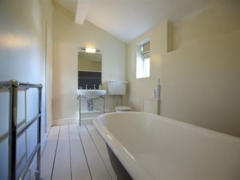 Broadrock Accommodation - Clock Cottage Чепстоу Екстериор снимка