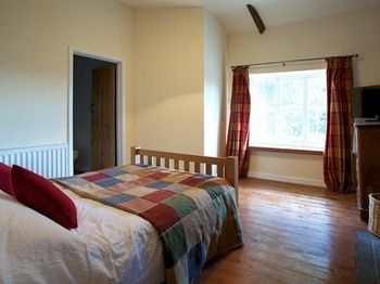 Broadrock Accommodation - Clock Cottage Чепстоу Екстериор снимка