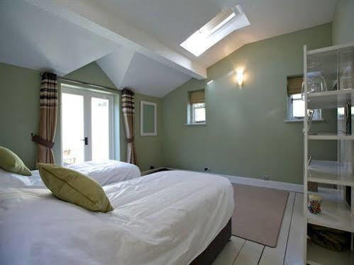 Broadrock Accommodation - Clock Cottage Чепстоу Екстериор снимка
